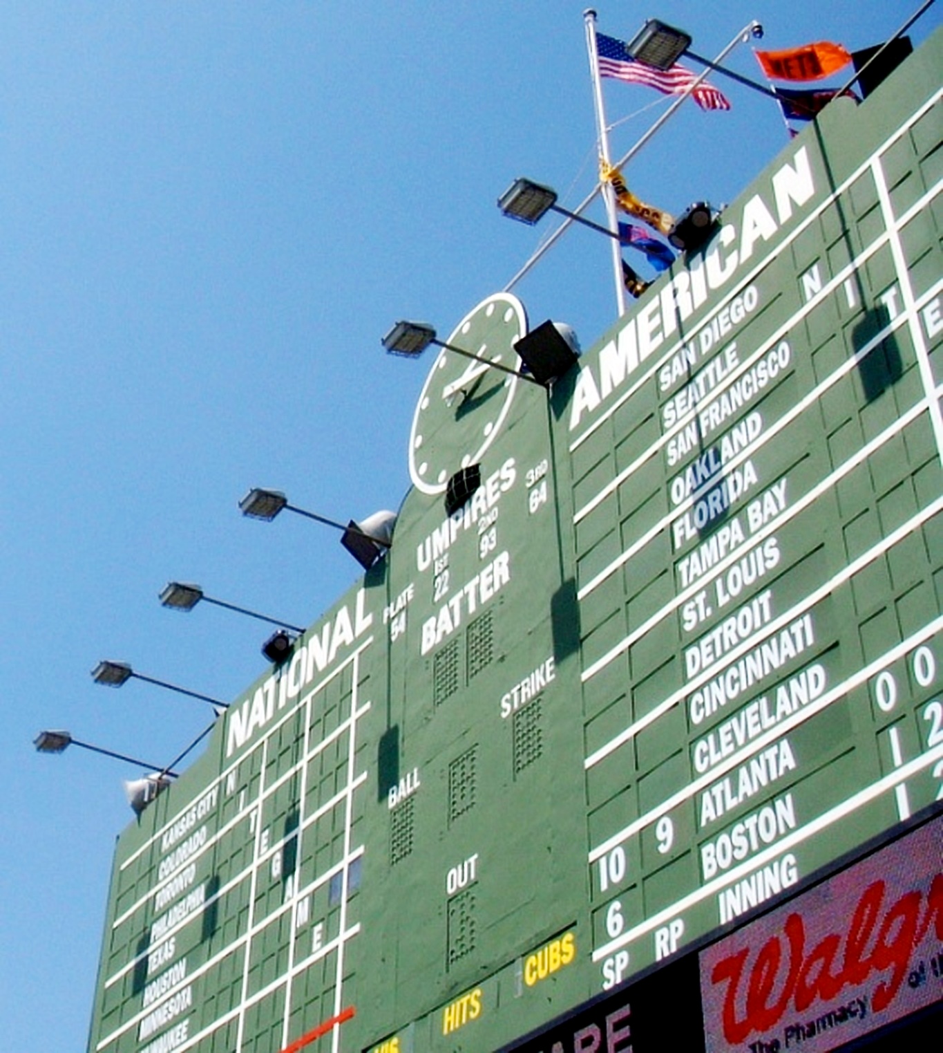 Mets_Wrigley_Flag_In_Use_.v1.jpg