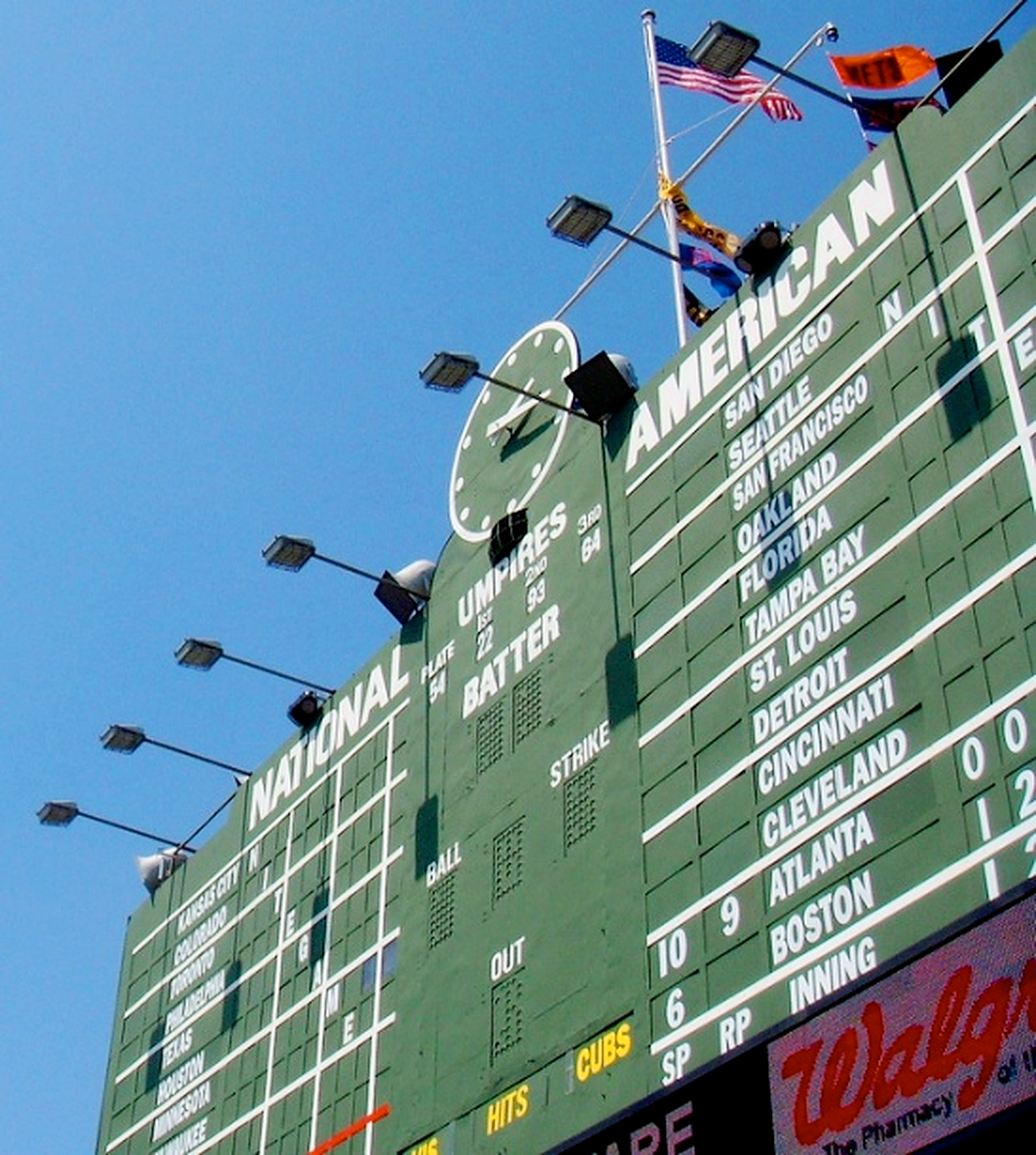 Mets_Wrigley_Flag_In_Use_A.jpg